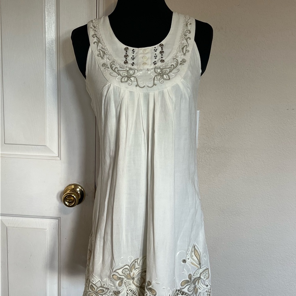Chic White Embroidered Sleeveless Mini Dress